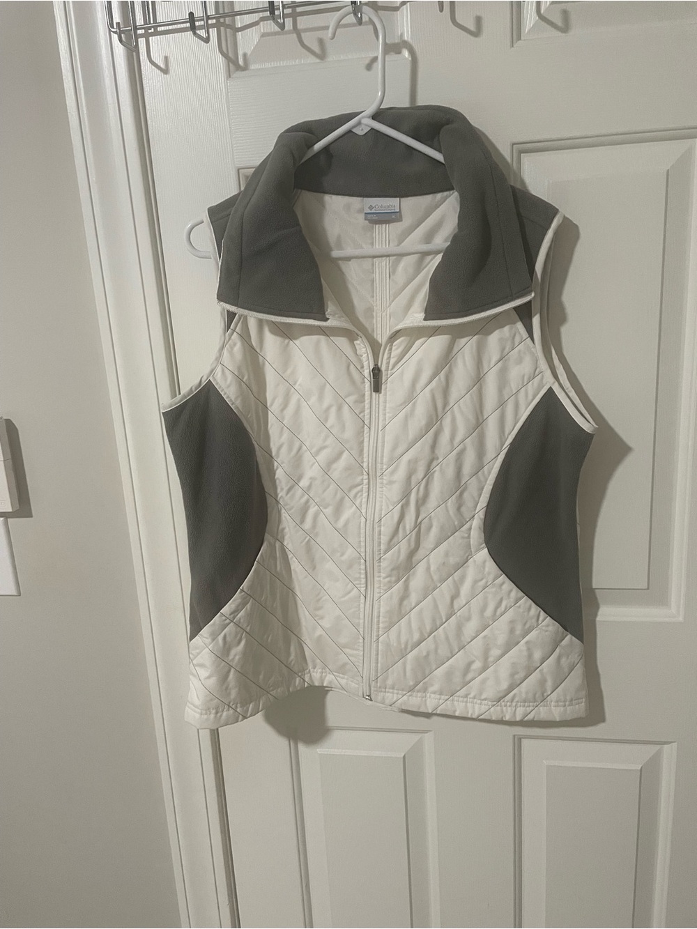Columbia White and Gray Quilted Sleeveless Vest